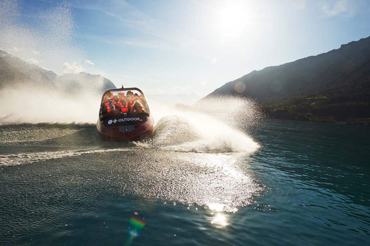 Kapitän am Steuer des Brienzersee-Jetboots