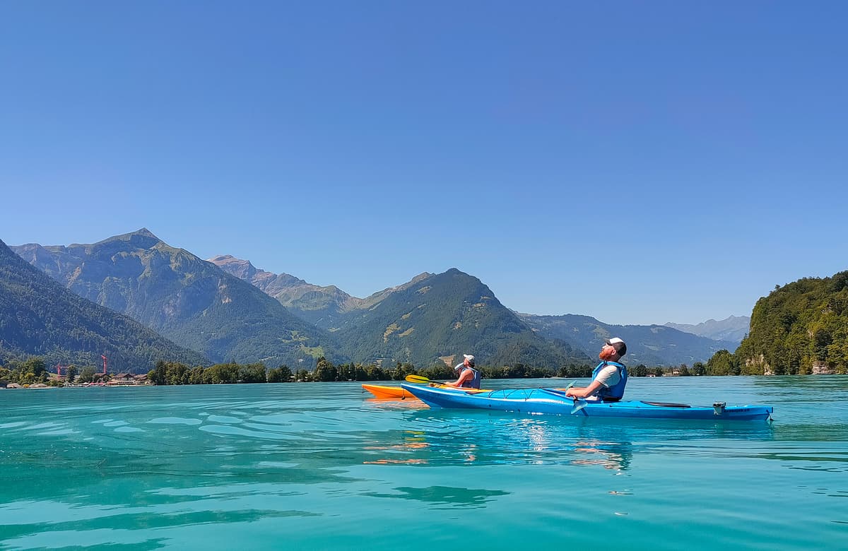 Kajakfahrer auf dem türkisfarbenen Wasser des Brienzersees