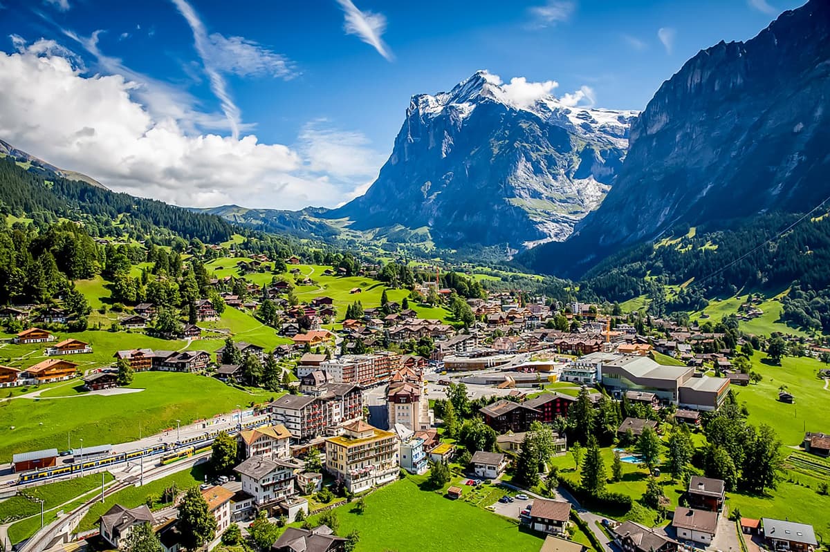 Vista sobre el valle de Grindelwald con el Eiger en la excursión desde Zúrich