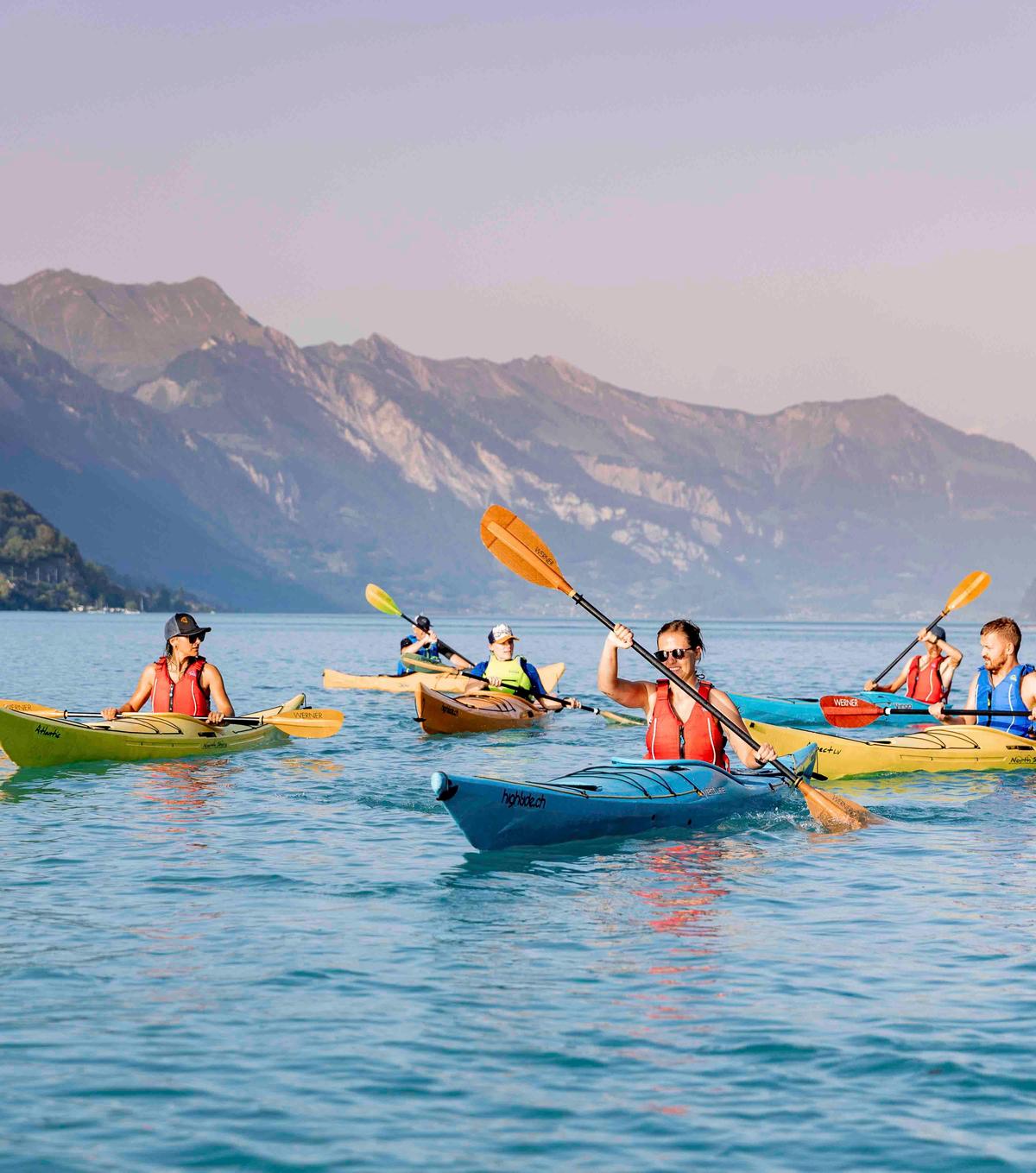 Falaises et rive boisée du lac de Brienz depuis l'eau