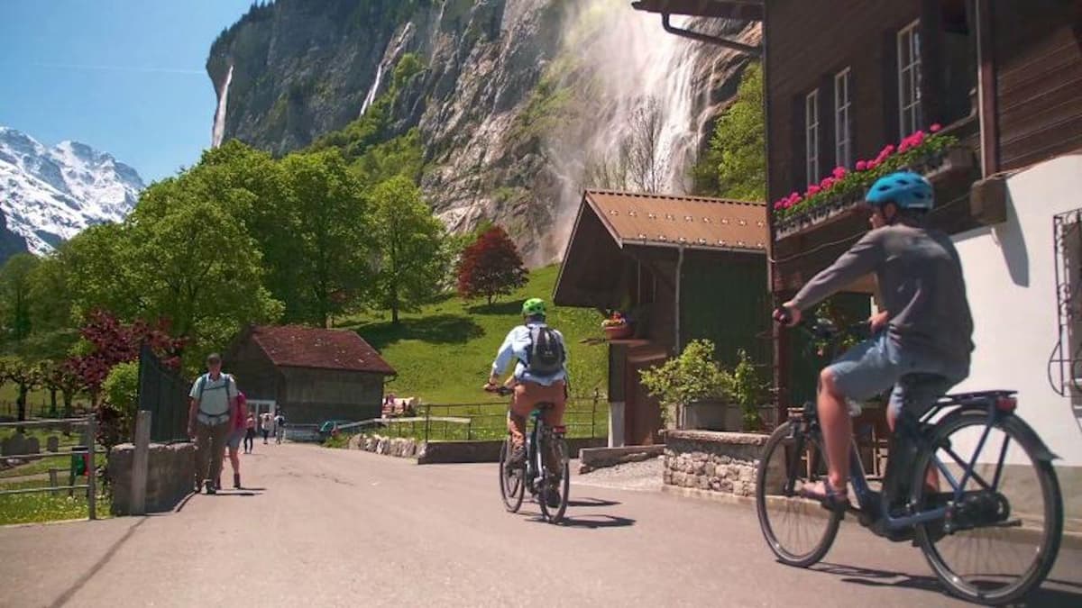 E-Bike-Fahrer vor den Felswänden von Lauterbrunnen
