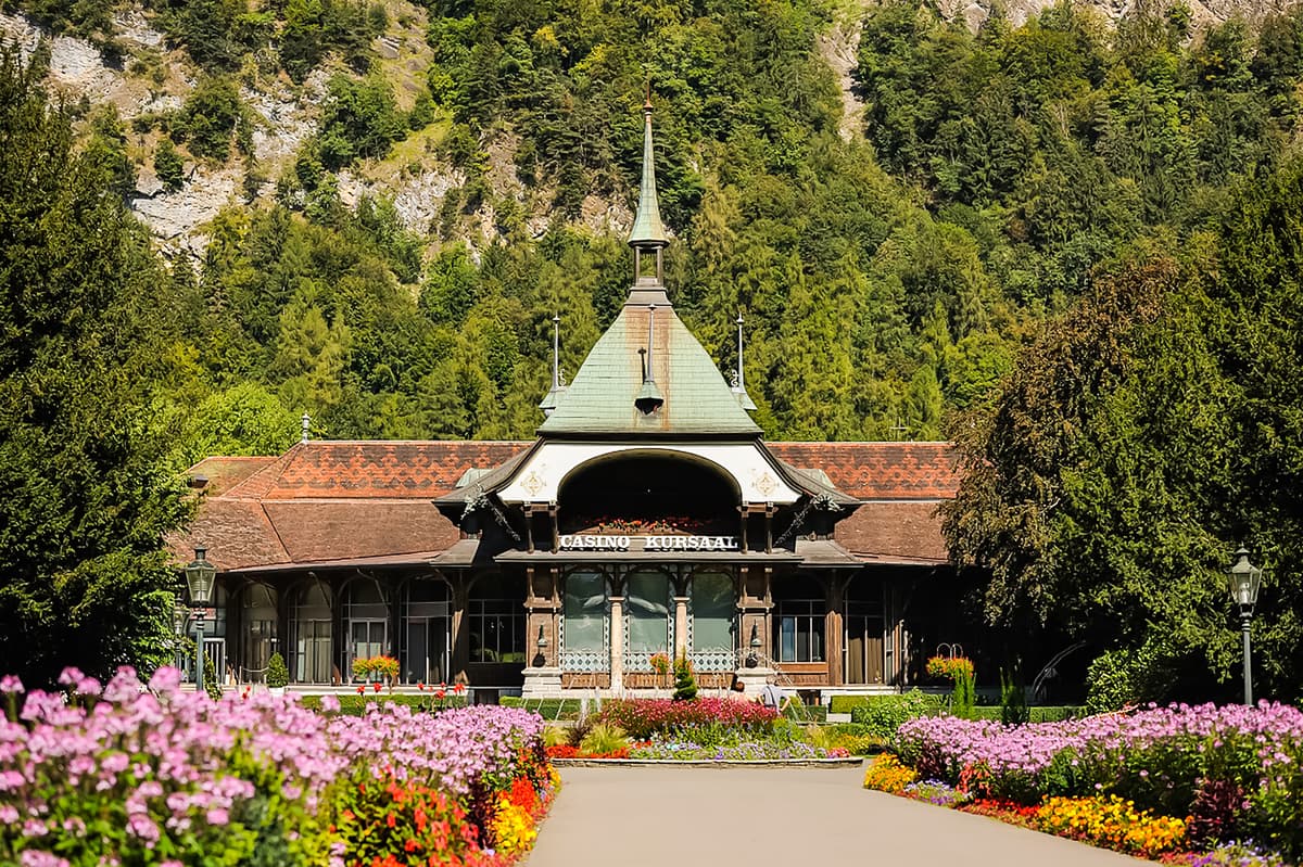 Interlaken zwischen Thunersee und Brienzersee von oben