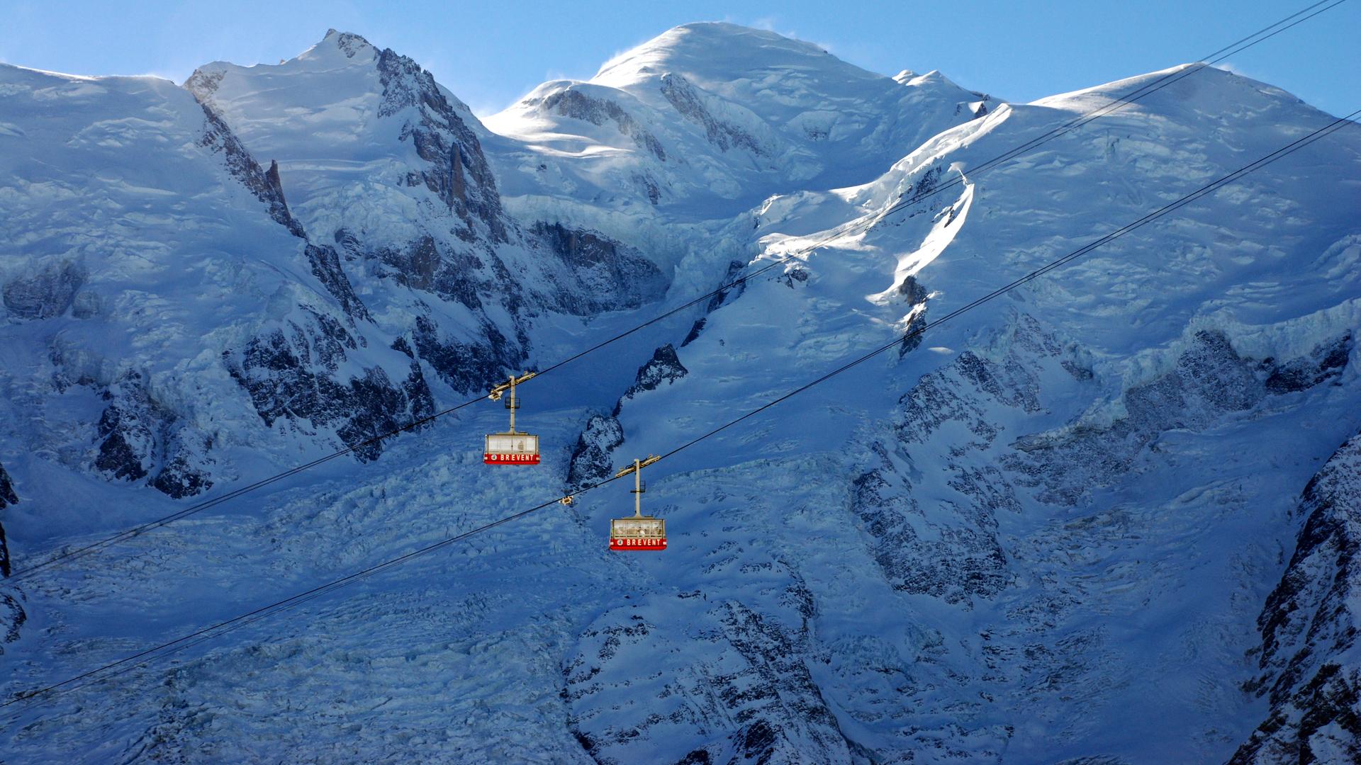 Seilbahnkabinen über dem Tal und der Kuppe des Mont Blanc