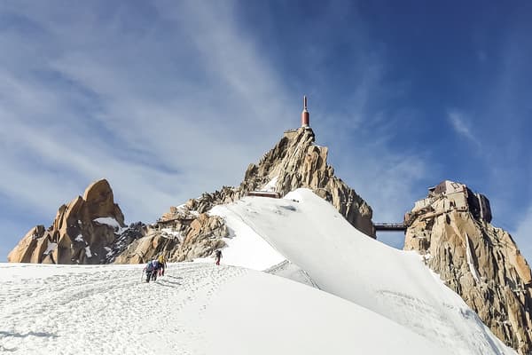 Aiguille du Midi, escaladores en una arista nevada, cielo azul