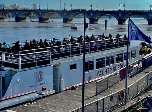 Uitzicht op Place de la Bourse vanaf het water
