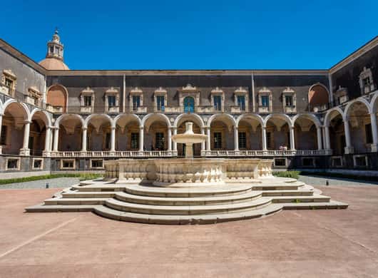 Detail van de architectuur in het Benedictijnenklooster