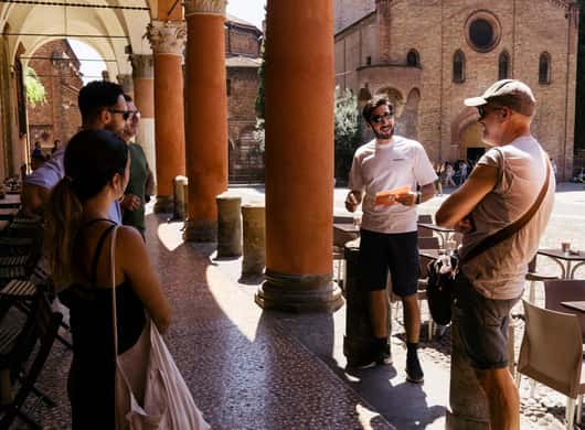 Gasten die proosten met wijn tijdens een foodtour in Bologna