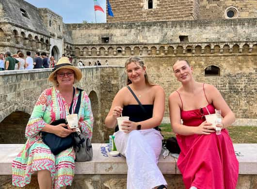 Steegje en historische gebouwen tijdens een wandeltour in Bari
