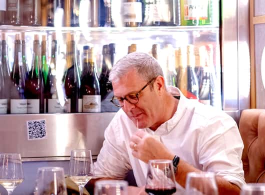 Borden met pintxos in bar in Bilbao