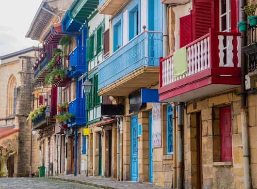 Haven en gekleurde huizen in Hondarribia