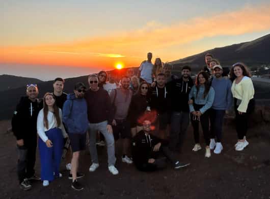 Groep reizigers die uit een jeep stapt op de Etna