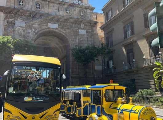Toeristen in het treintje tijdens een rondrit door Palermo