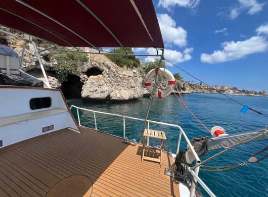 Deelnemers die vanaf de boot in zee zwemmen en snorkelen nabij Palermo