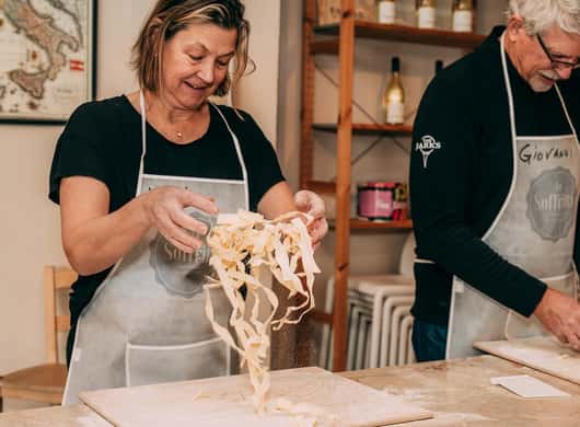 Verse pasta op een werkbank tijdens een kookles in Verona