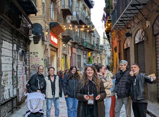 Straatvoedsel en kraampjes op een culinaire markt in Palermo