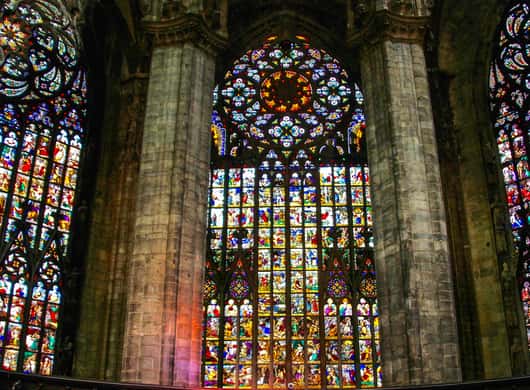 Zijaanzicht van de Duomo van Milaan