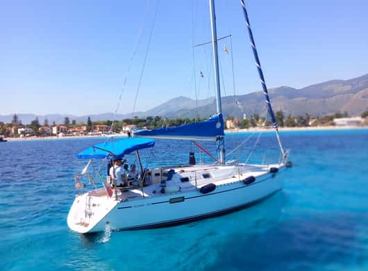 Aperitief en hapjes aan boord tijdens een boottocht bij Palermo