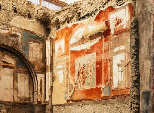 Oude gebouwen en straat in Herculaneum tijdens een rondleiding