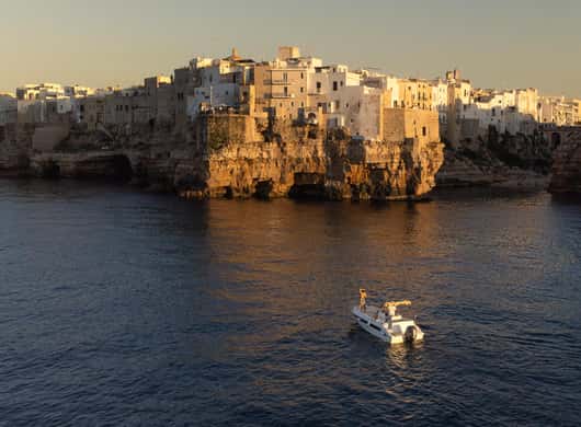 Uitzicht vanuit een grot op zee bij Polignano a Mare