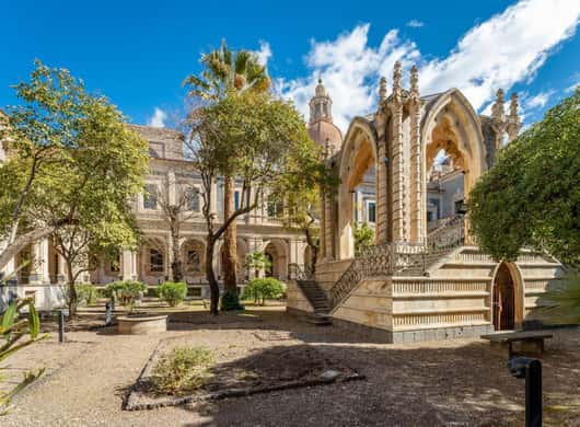 Gang en trappenhuis binnen het klooster van Catania