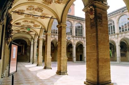 Historische gebouwen en arcades in het centrum van Bologna