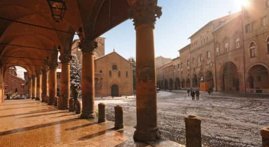 Groep die luistert naar uitleg van de gids in Bologna