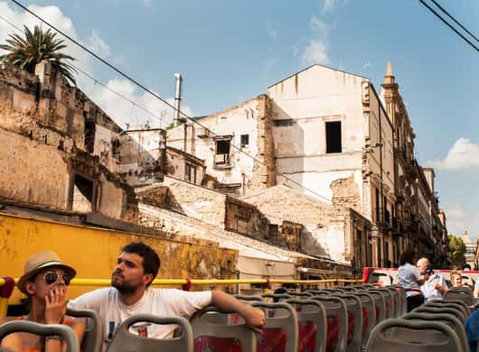 Uitzicht over Palermo vanaf het bovendek van een sightseeingbus