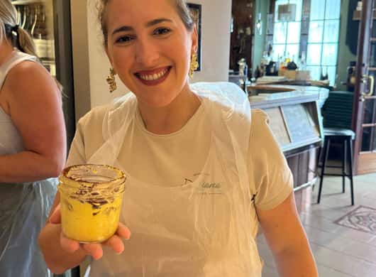 Tiramisu dessert geserveerd na een kookles in Verona