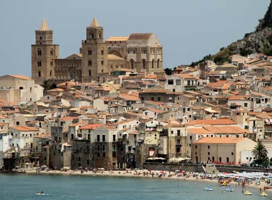 Kustlijn en strand van Cefalù op Sicilië