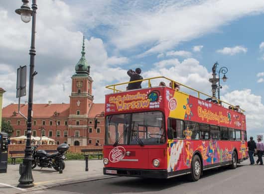Toeristen in open bus