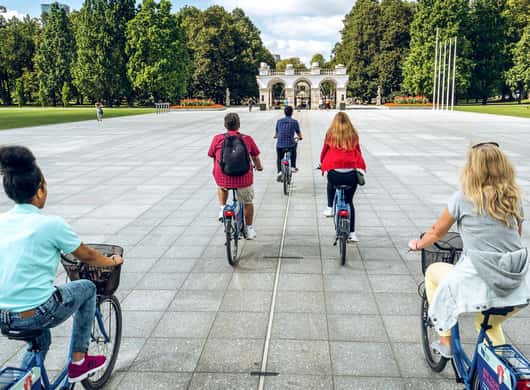 Groep fietsers in Warschau