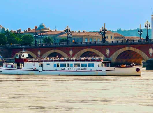 Wijn serveren tijdens Garonne cruise