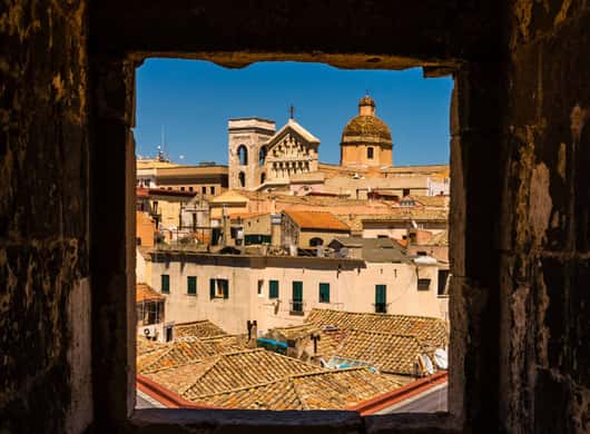 Uitzicht over de daken van Cagliari vanaf een hoger gelegen punt