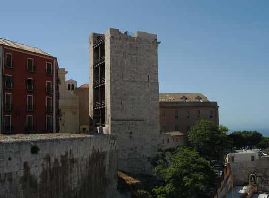 Groep bezoekers tijdens een stadswandeling in Cagliari