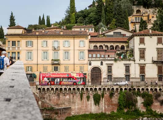 Sightseeingbus langs historische gebouwen in Verona