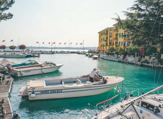 Boot op het Gardameer met helderblauw water