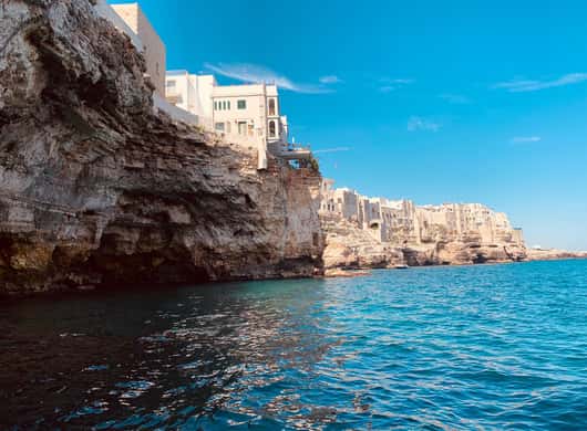 Boot met passagiers voor de kust van Polignano a Mare