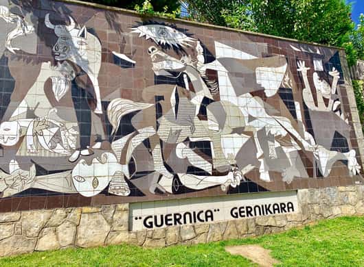 Rotsachtige kustlijn bij Gaztelugatxe