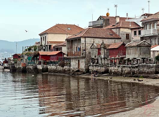 Mosselpercelen en boten in de Rías Baixas