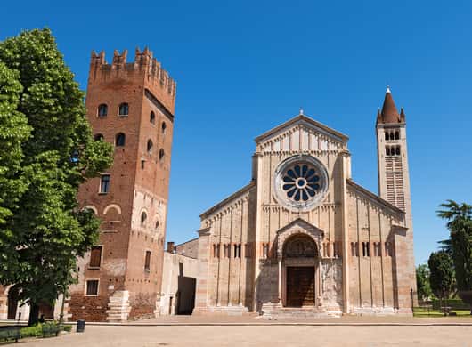Toeristen op het bovendek van een sightseeingbus in Verona