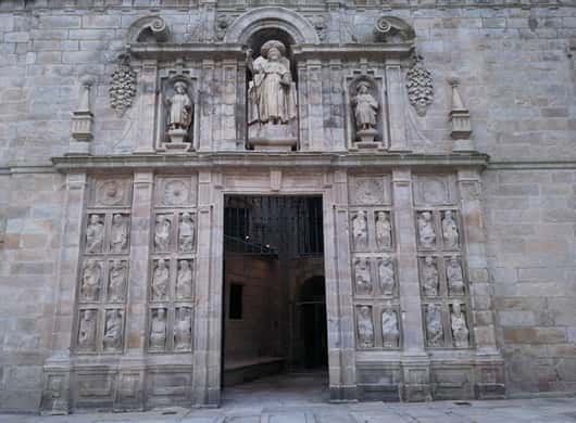 Historische straat met bogen in Santiago de Compostela