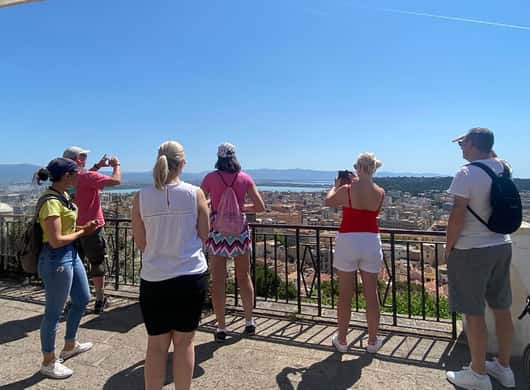 Deelnemers op e-bikes bij een uitzichtpunt in Cagliari