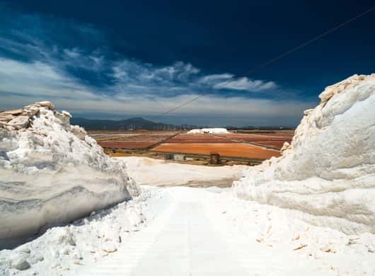 Treintje dat langs de zoutvlaktes bij Cagliari rijdt
