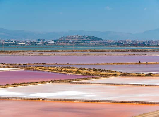 Uitzicht op waterbassins en gebouwen bij Conti Vecchi
