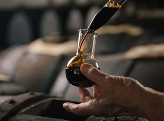 Parmahammen die hangen te drogen in een rijpingsruimte