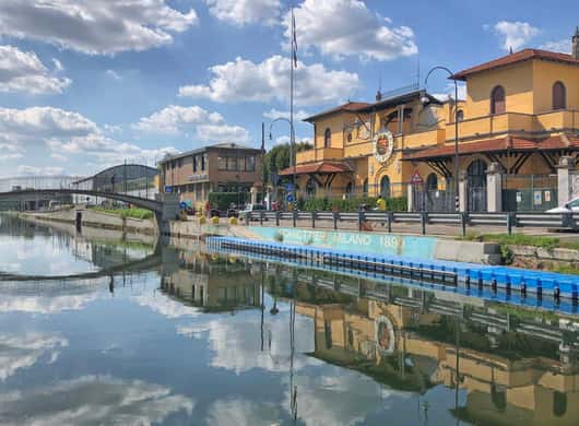 Avondsfeer aan het Navigli-kanaal in Milaan