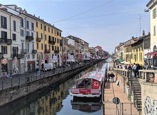 Terrassen langs Navigli in Milaan
