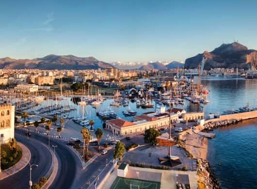 Gids die een klein gezelschap rondleidt door de straten van Palermo