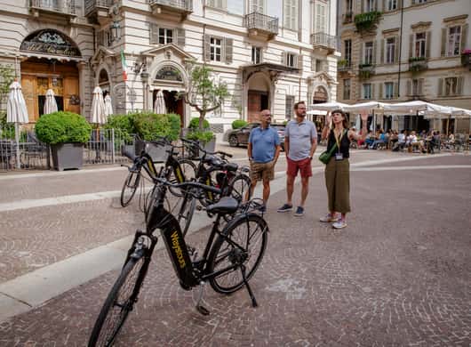 Gids die route uitlegt tijdens e-biketour door Turijn