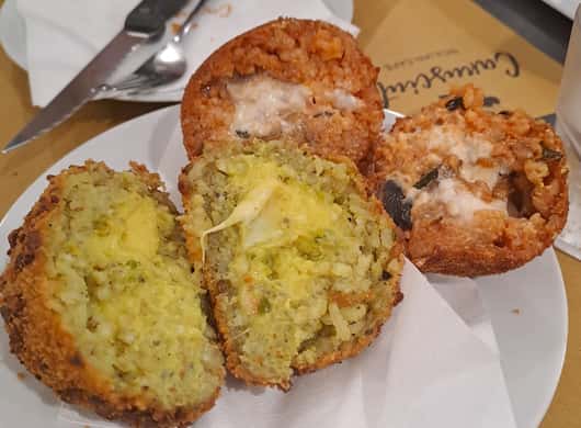 Vers bereid streetfood op een markt in Catania